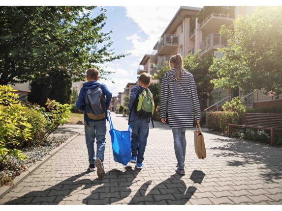 Familie mit Einkäufe zur Fuß