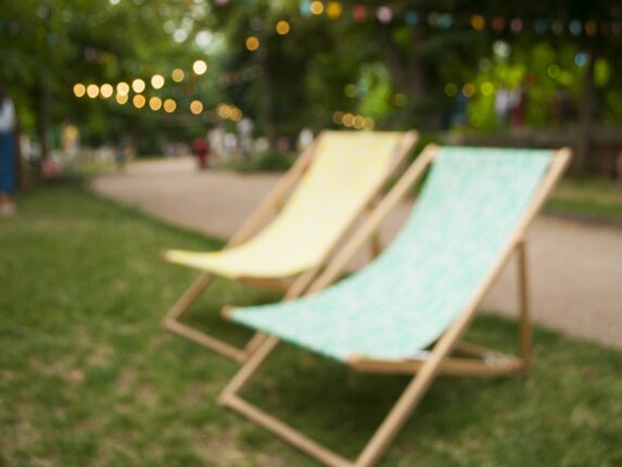 Liegestühle in der Sonne